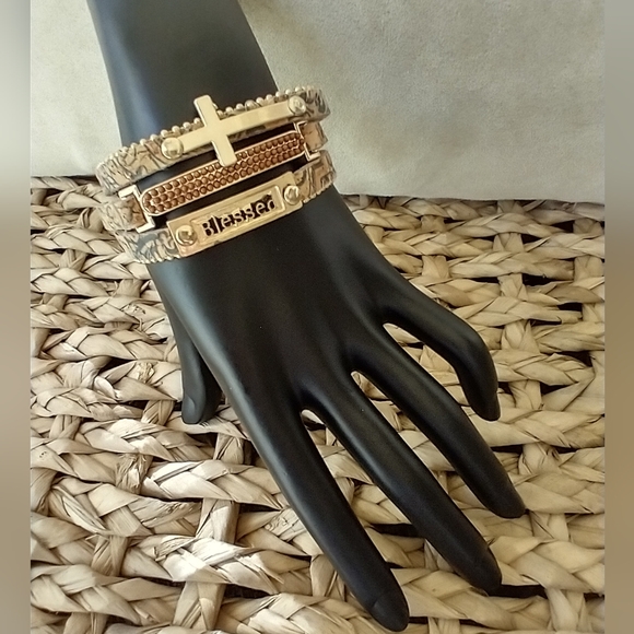 Bracelet Gold Tone Three Strand Joined Adjustable Snap Closure - Picture 2 of 9